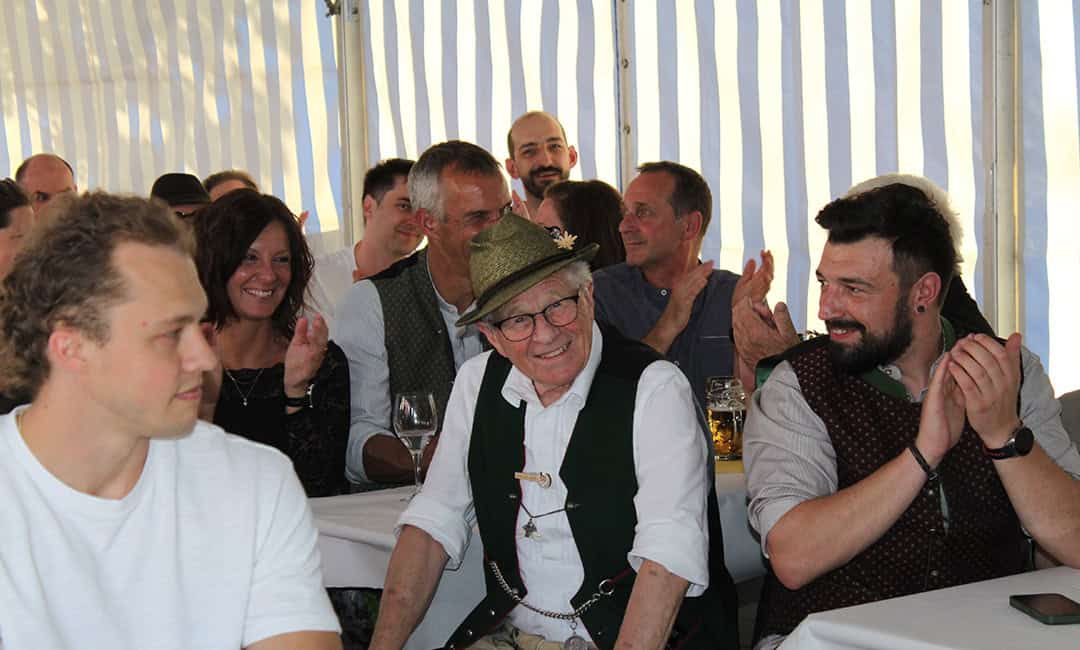 Feier Tag der offenen Tür - Senior im Kreise der Mitarbeitet