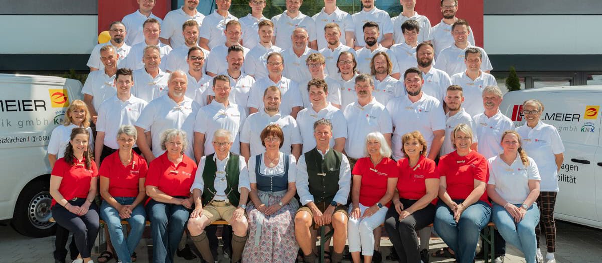 Teamfoto aller Mitarbeiter von Hellmeier zur 50zig Jahrfeier