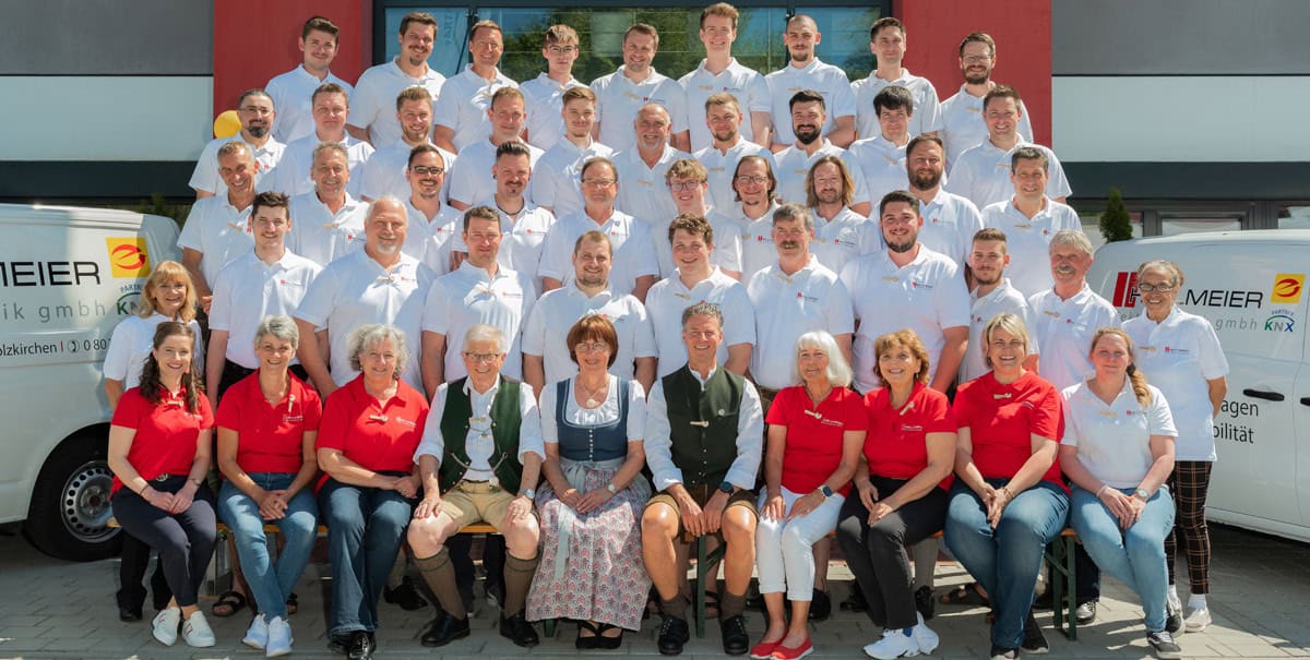 Teamfoto aller Mitarbeiter von Hellmeier zur 50zig Jahrfeier